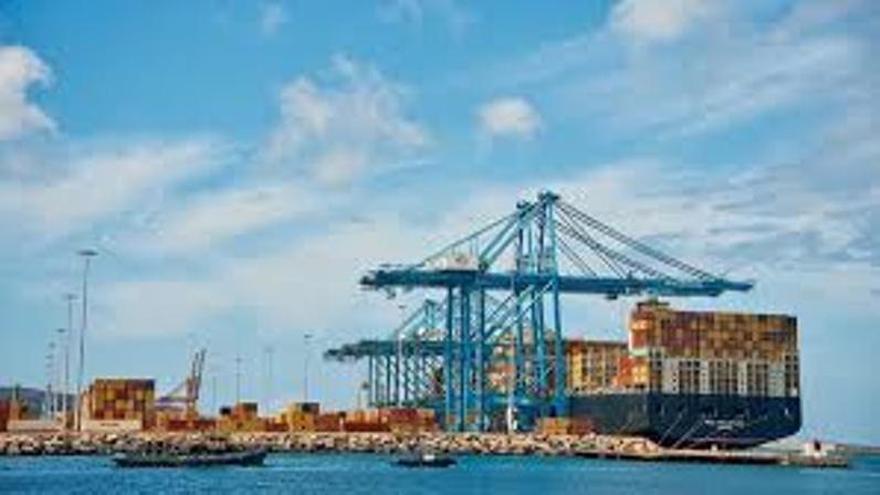 El Puerto de Las Palmas prepara el muelle Cristóbal Colón para las grúas gigantes