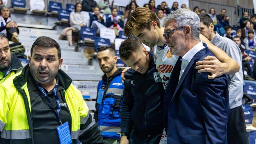 Olle Lundqvist se retira lesionado del partido ante el Zamora.