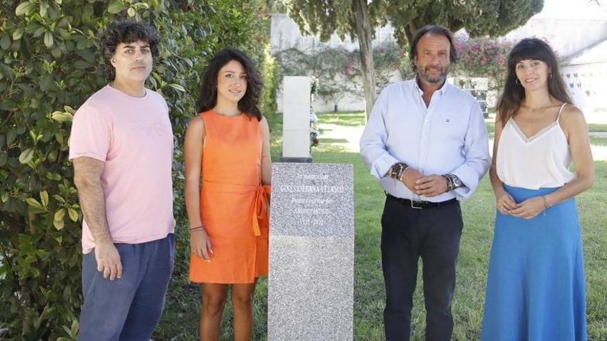 Autoridades y artistas jóvenes en la presentación del acto.