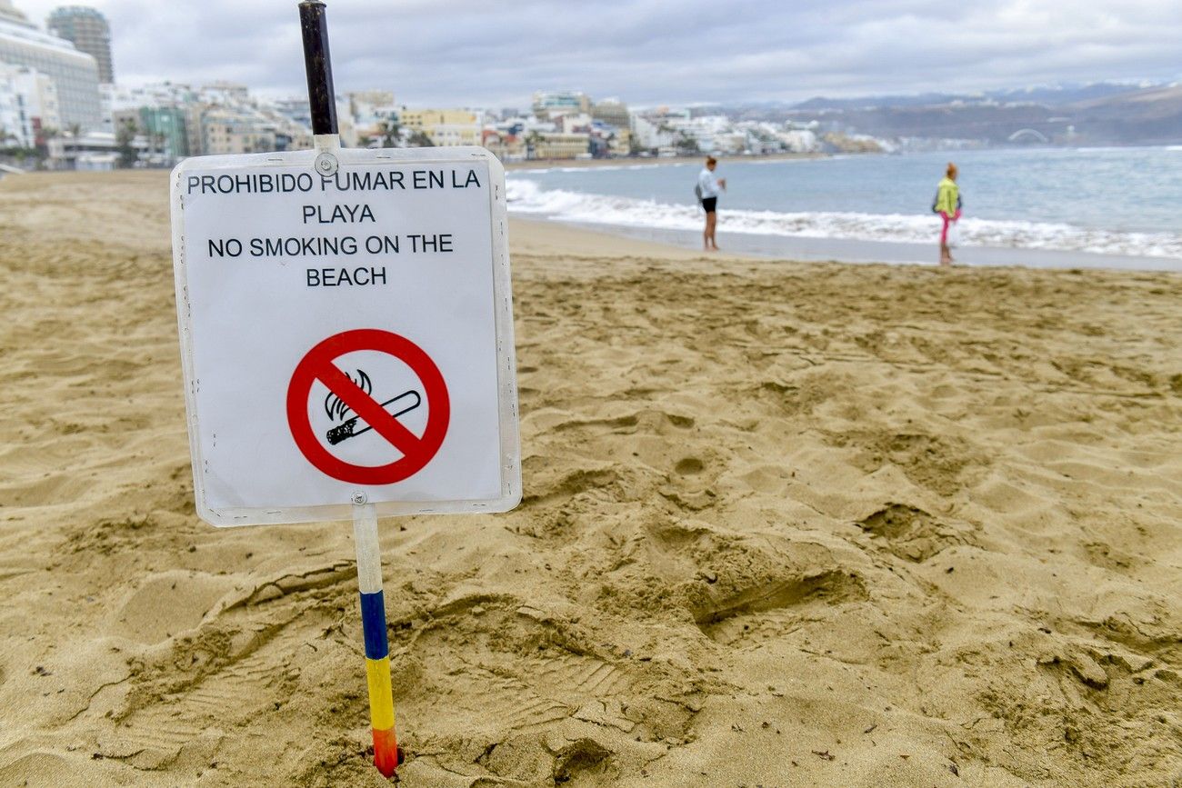 Tres voluntarois limpian diariamente la playa de Las Canteras