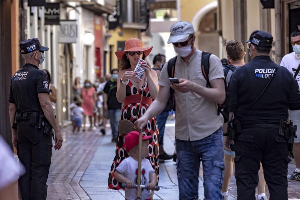 Los ciudadanos cumplen con la mascarilla el primer día de multas