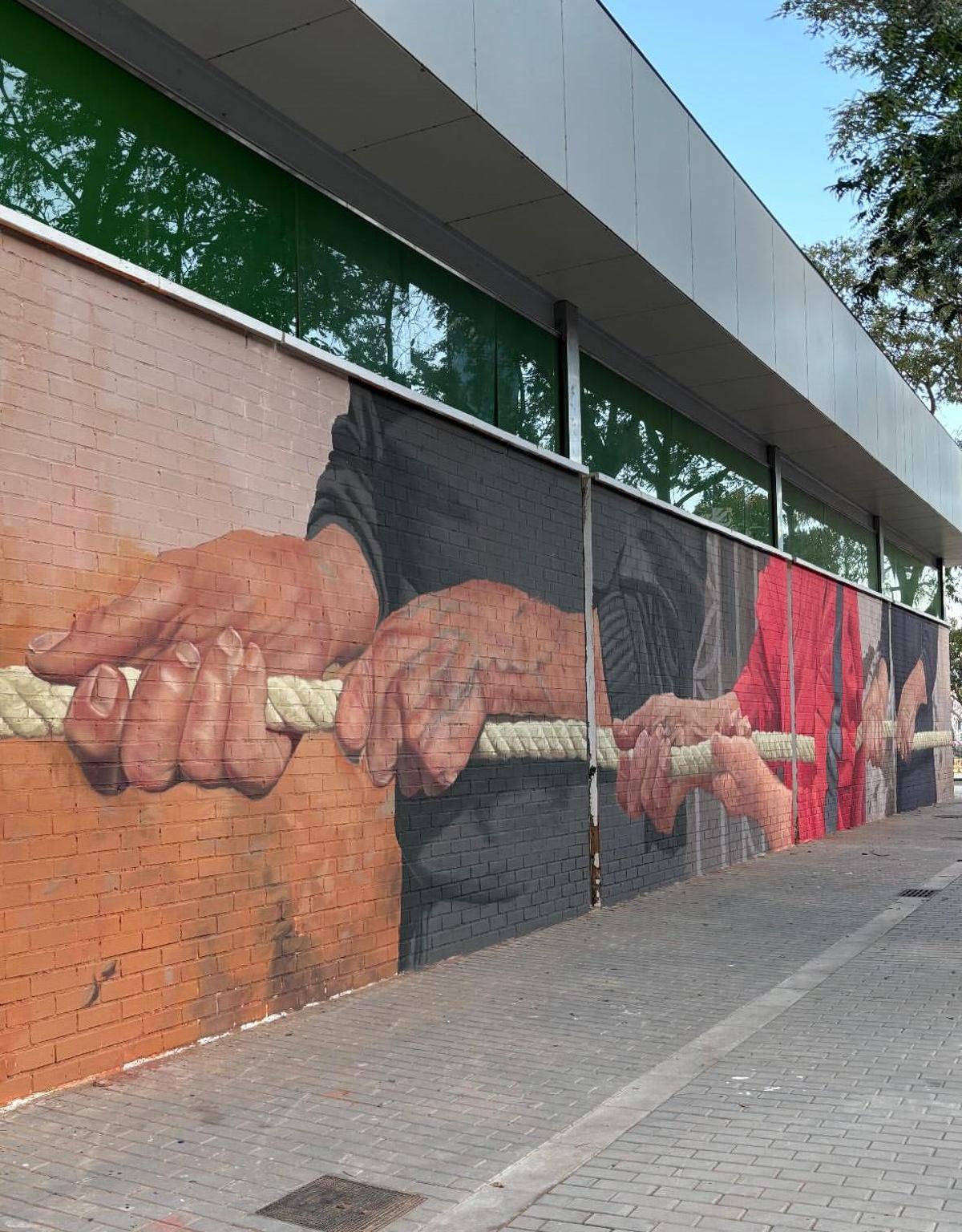 Mural sobre la resistencia de la dana en el mercado municipal de Picanya.
