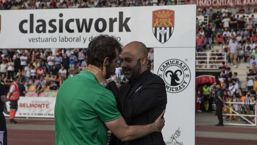 David Movilla, técnico rojiblanco, saluda en El Mazo al técnico del Haro Deportivo Aitor Calle.