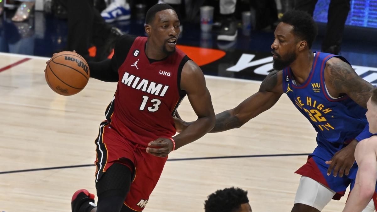 Bam Adebayo conduce ante la defensa de Jeff Green.