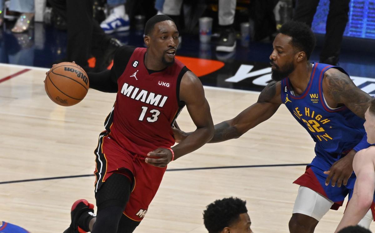 Bam Adebayo conduce ante la defensa de Jeff Green.