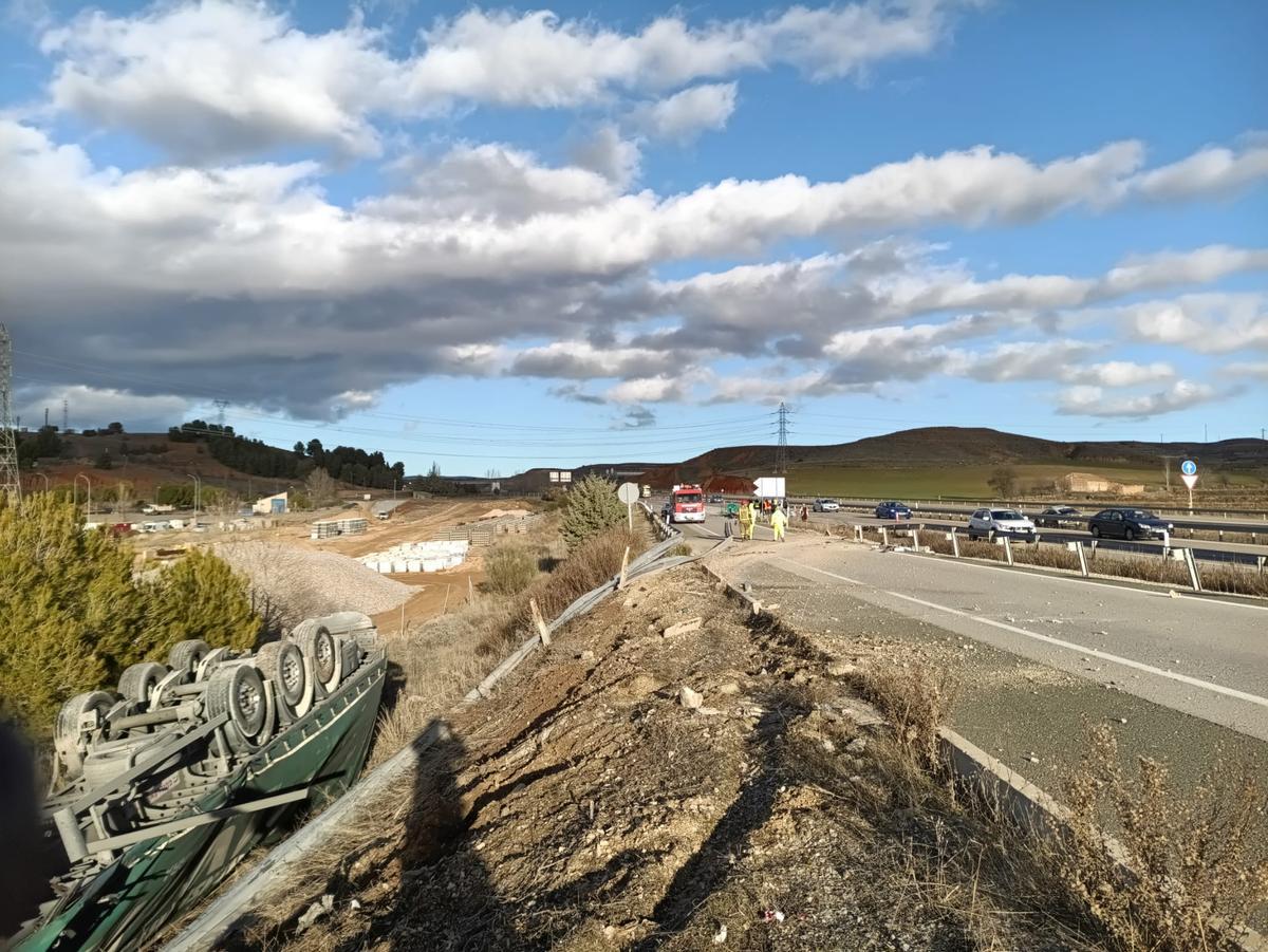 El camión, a la izquierda, tras salirse de la vía en la A-23.
