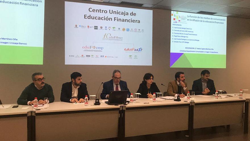 Periodistas hablan sobre educación financiera en un foro de Unicaja