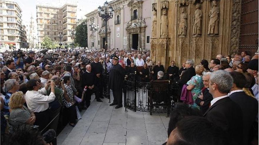 Cientos de valencianos y de turistas llenaron la puerta de los Apóstoles y la plaza de la Virgen para ver de cerca la sesión del Tribunal de las Aguas.