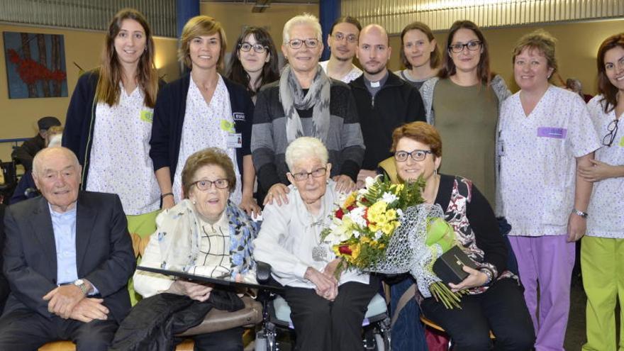 Montserrat Torras i Casas envoltada a la celebració