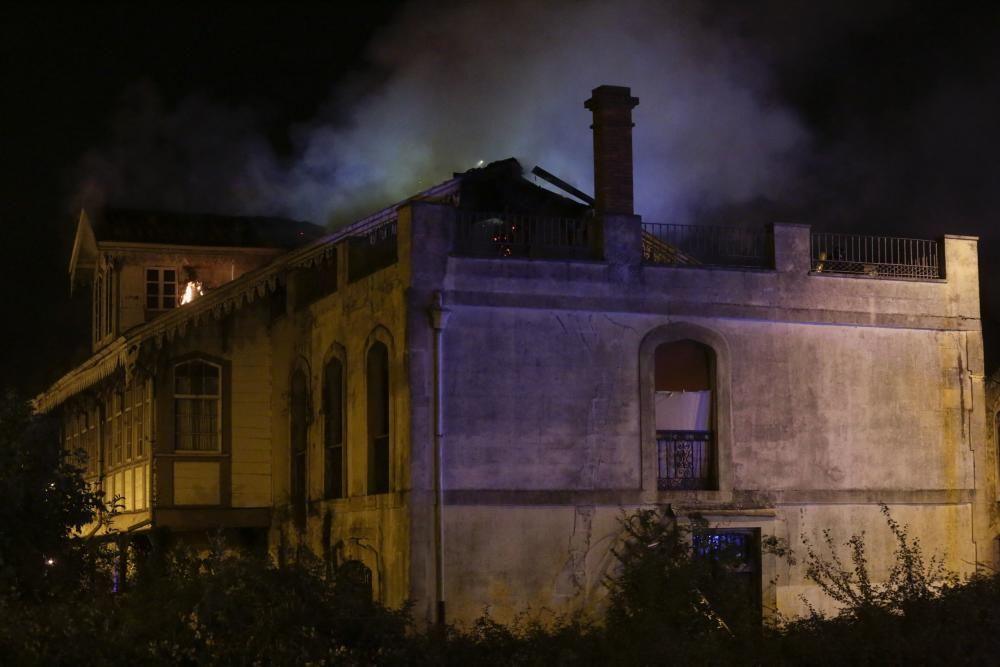 Un fuego destruye el chalé de los García Pola, uno de los tesoros indianos de Avilés.