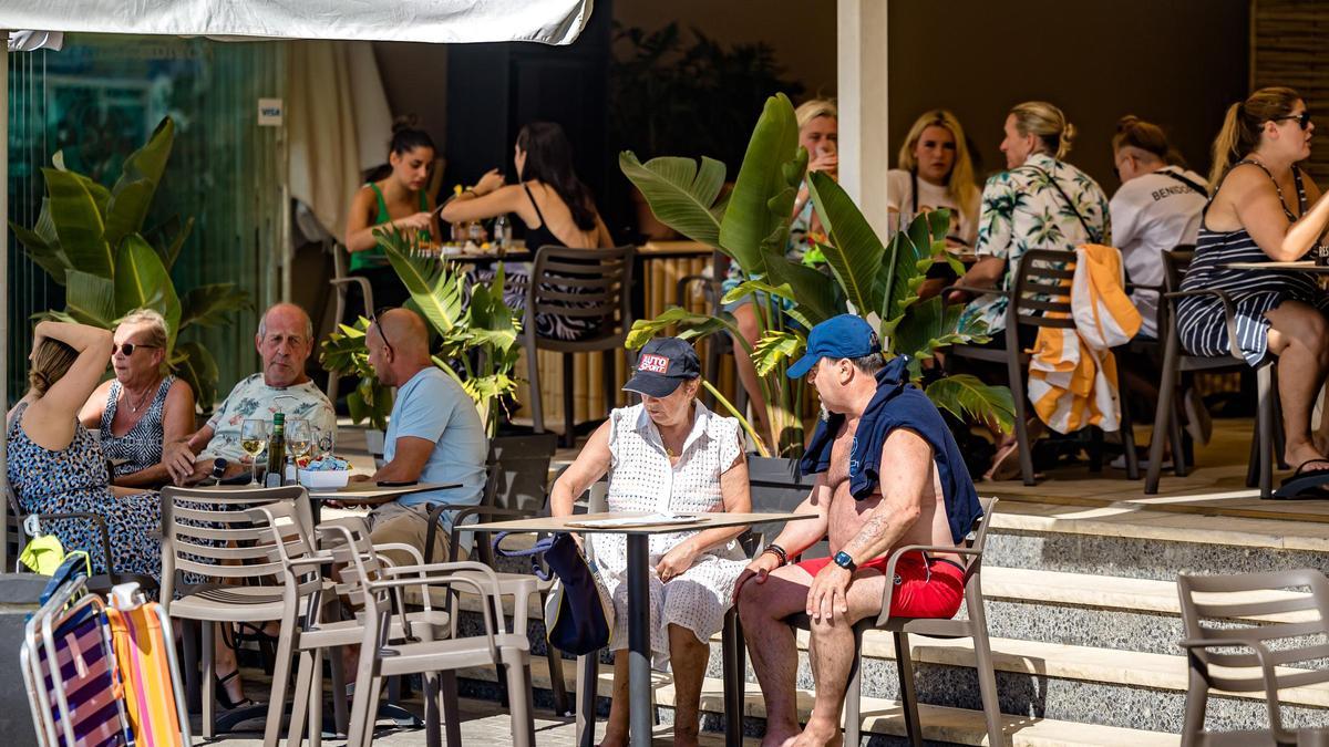 Una terraza de Benidorm llena en el Día del Pilar.
