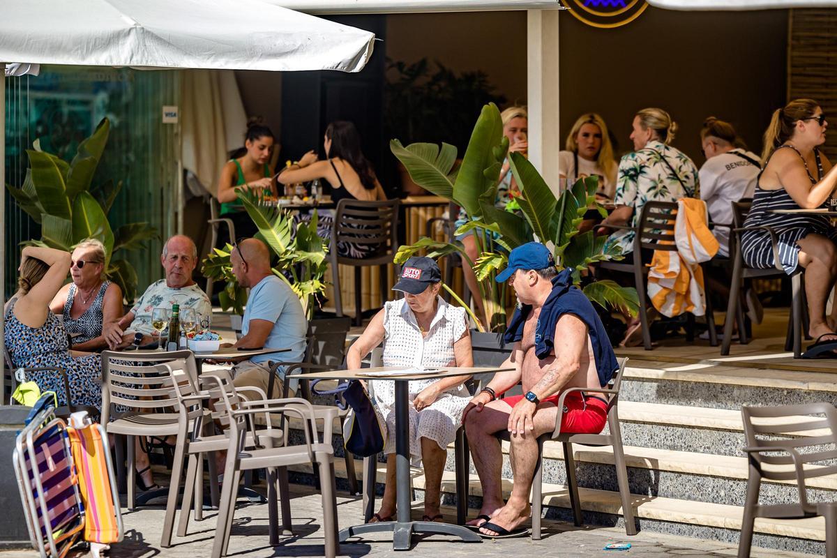 Una terraza de Benidorm llena en el Día del Pilar.