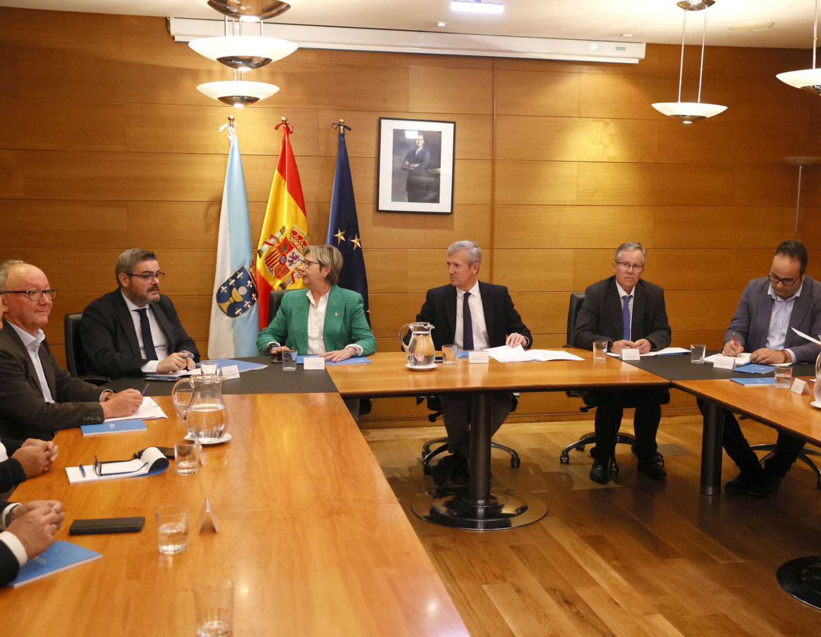 El presidente Rueda y la conselleira Quintana, ayer en la reunión con representantes del sector. 