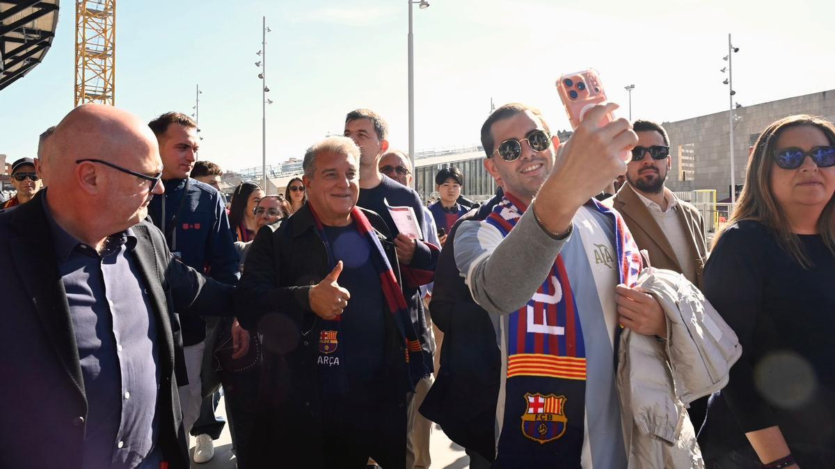 Laporta, en los aledaños del Camp Nou, este domingo.