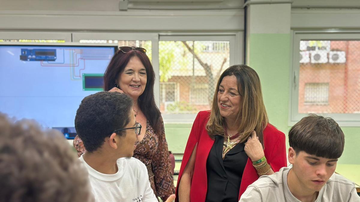 La consejera de Educación, Carmen Castillo, posa en una aula del IES Antonio Machado, en Sevilla.
