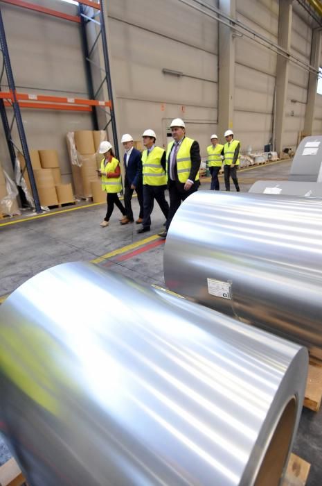 Víctor Audera y Sandra Velarde visitan la factoría de Asla en Villallana