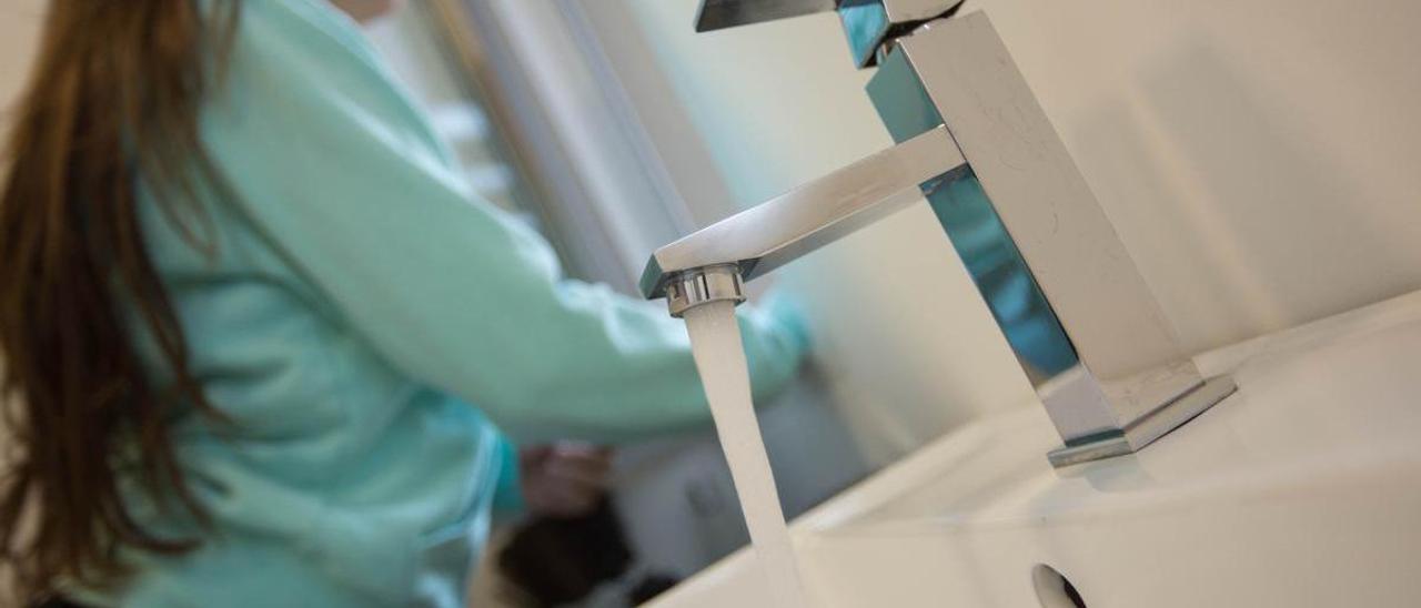 Agua saliendo del grifo