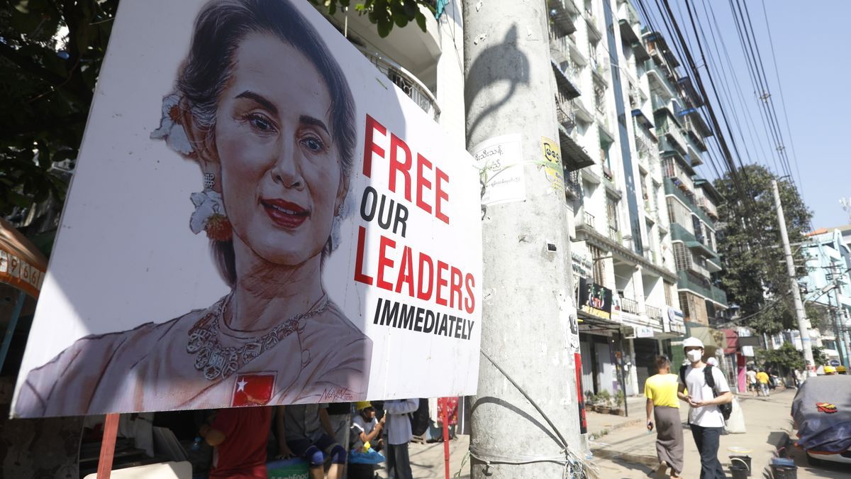 Un cartel pide la liberación de Suu Kyi y otros líderes democráticos.