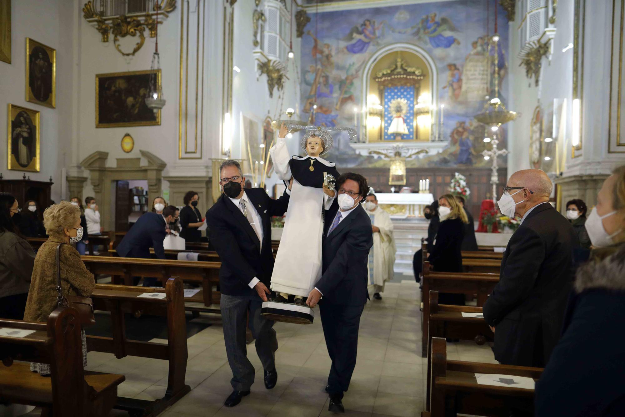 San Vicente Ferrer del Altar del Pilar sale a la puerta de la iglesia.