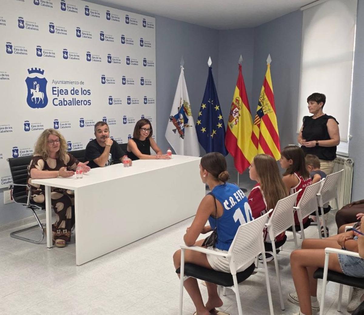 El entrenador del Valencia Basket trasladó su experiencia.