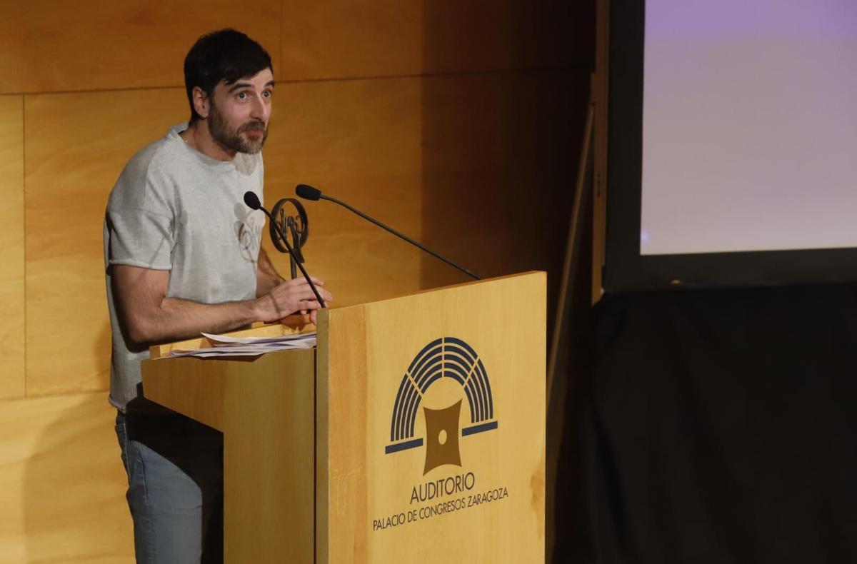 El ilustrador zaragozano Alfonso Casas tras recibir el premio.