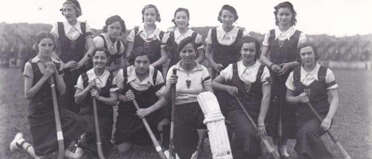 La Agrupación Deportiva Femenina de Gijón fotografiada en El Molinón, el día de San Juan de 1934 .