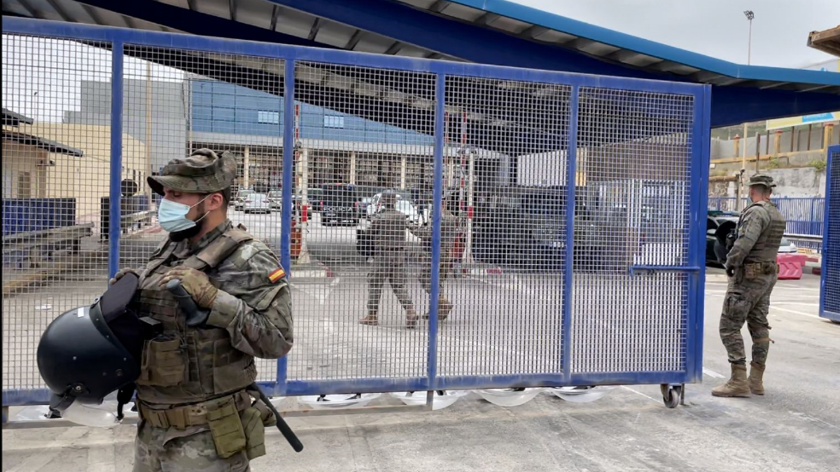 El paso fronterizo de El Tarajal, en Ceuta, en mayo de 2021, después de la riada de inmigrantes.