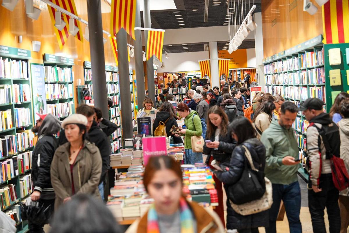 En horas previas a Sant Jordi, las librerías funcionan como refugio