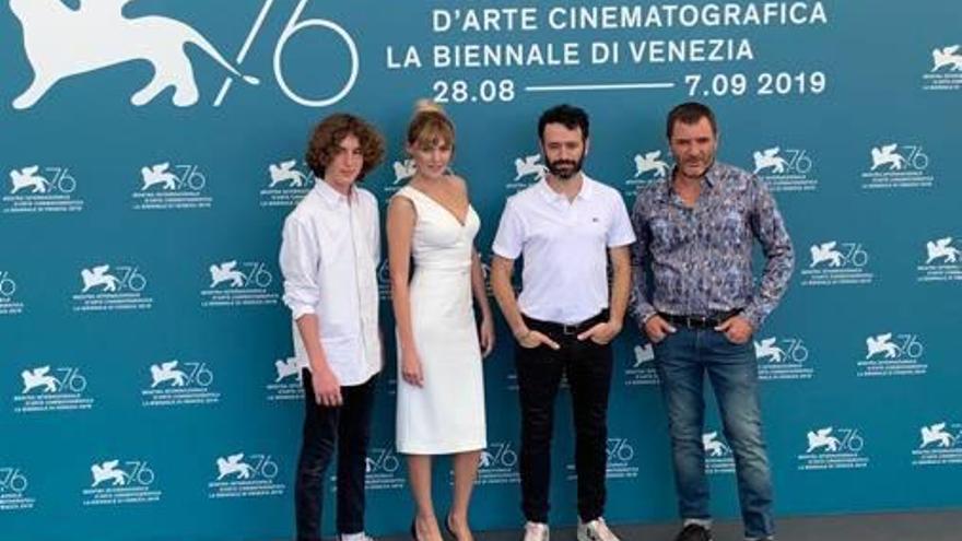 Sorogoye, segundo por la derecha, con los actores, ayer en Venecia.