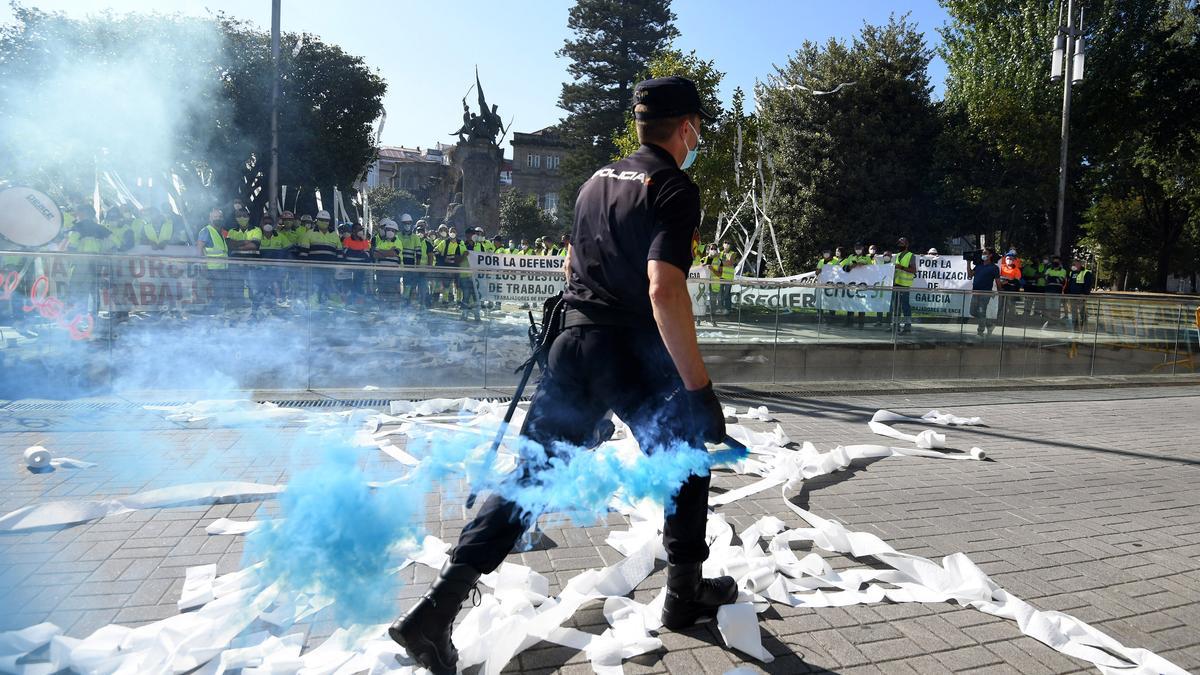 Trabajadores de Ence y auxiliares cortan el tráfico en los accesos a Pontevedra