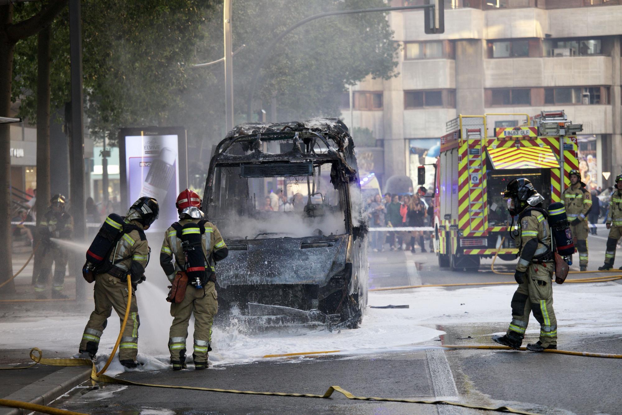 Las imágenes del incendio de un coche en plena Gran Vía de Murcia