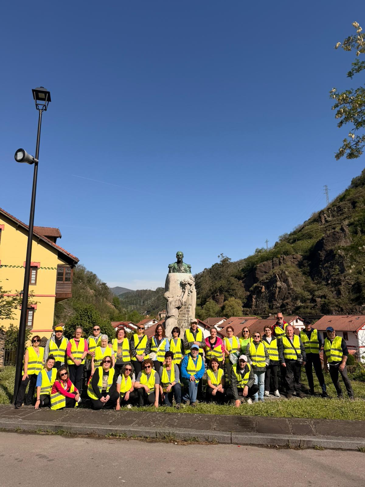 Participantes en una de las marchas, en Bustiello.