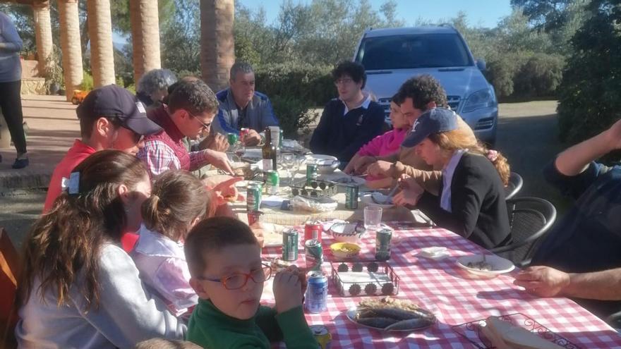 Una familia celebra una comida en una casa rural de Córdoba.
