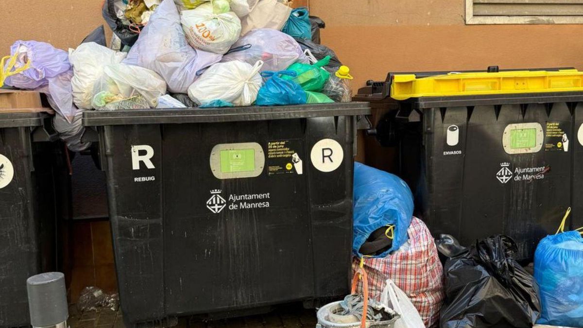 Contenidors plens al carrer de Santa Llúcia | ARXIU PARTICULAR