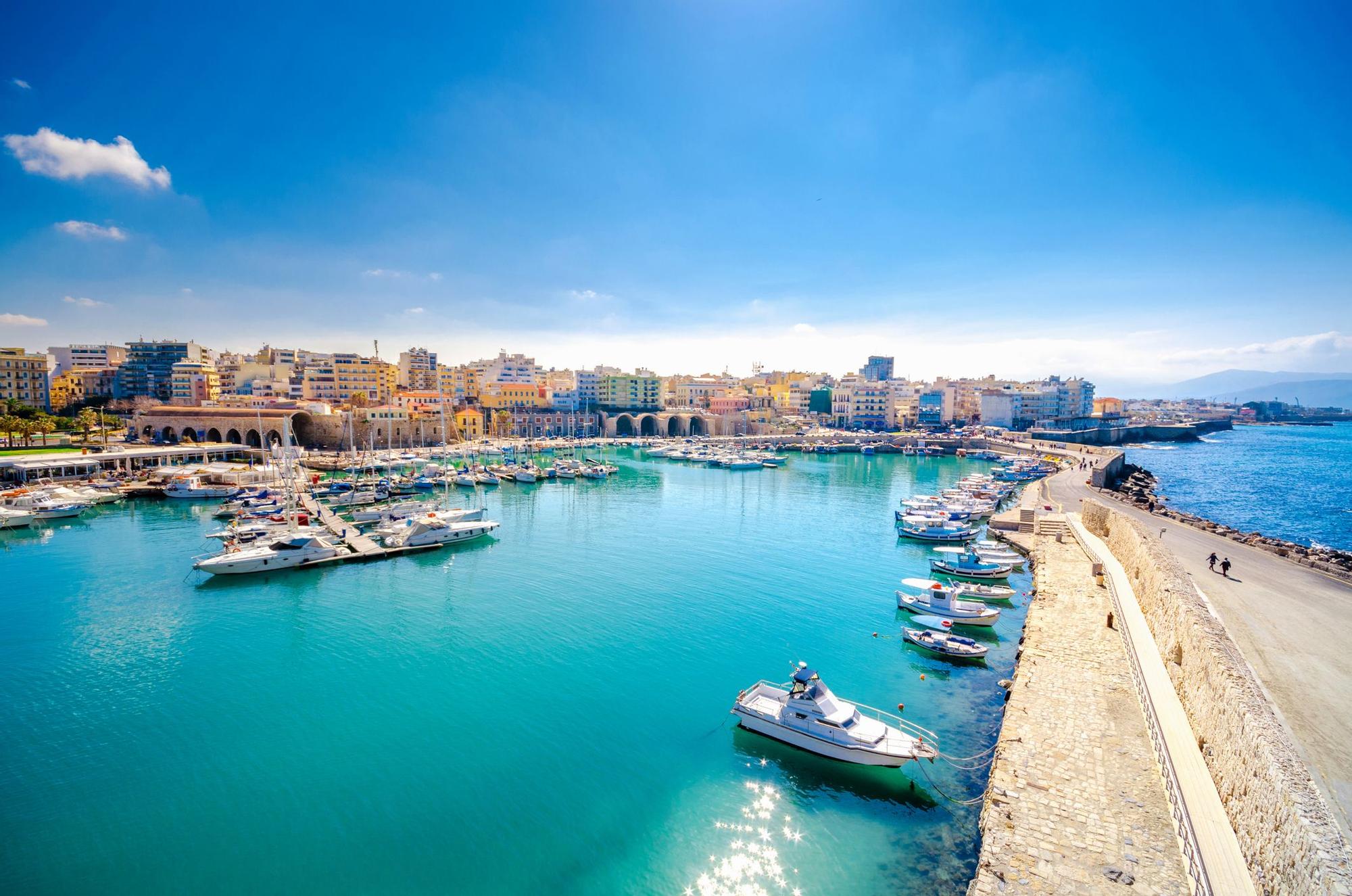 Vista del puerto de Heraklion desde el antiguo veneciano fort Koule, Creta, Grecia