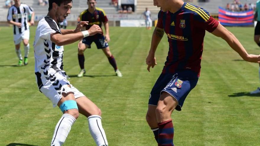 El Poblense cayó ante el Castellón, pero podría ascender.