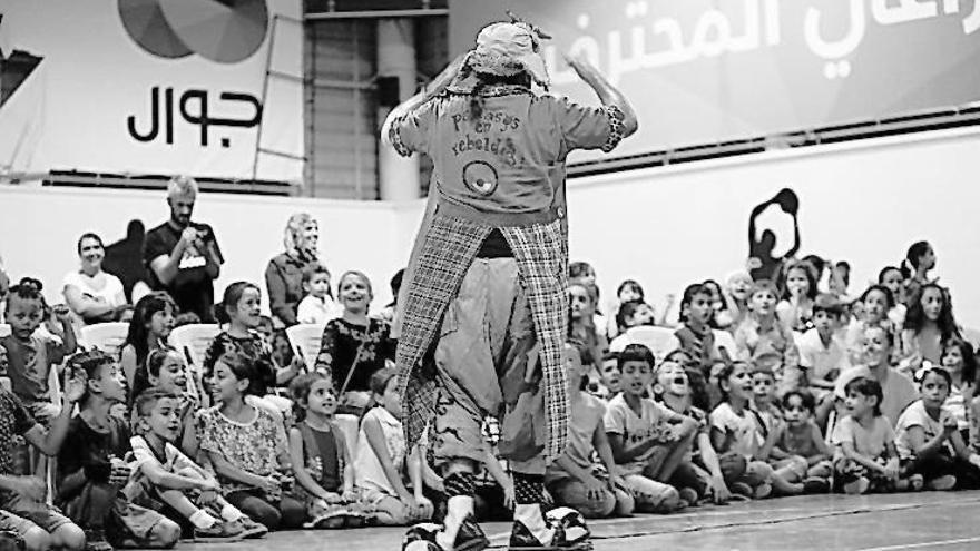El circo gallego &quot;Pallasos en rebeldía&quot; despliega acrobacias y risas en Palestina