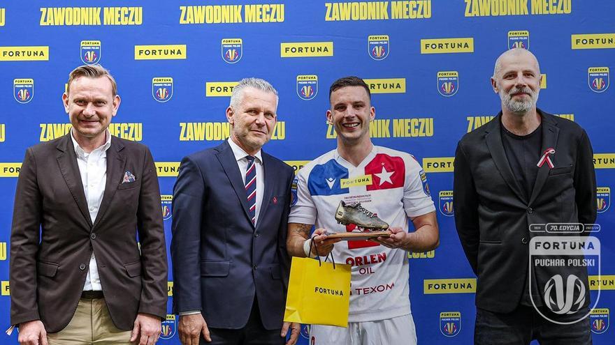 Ángel Rodado recibió el premio a jugador más destacado de la final de la Copa de Polonia