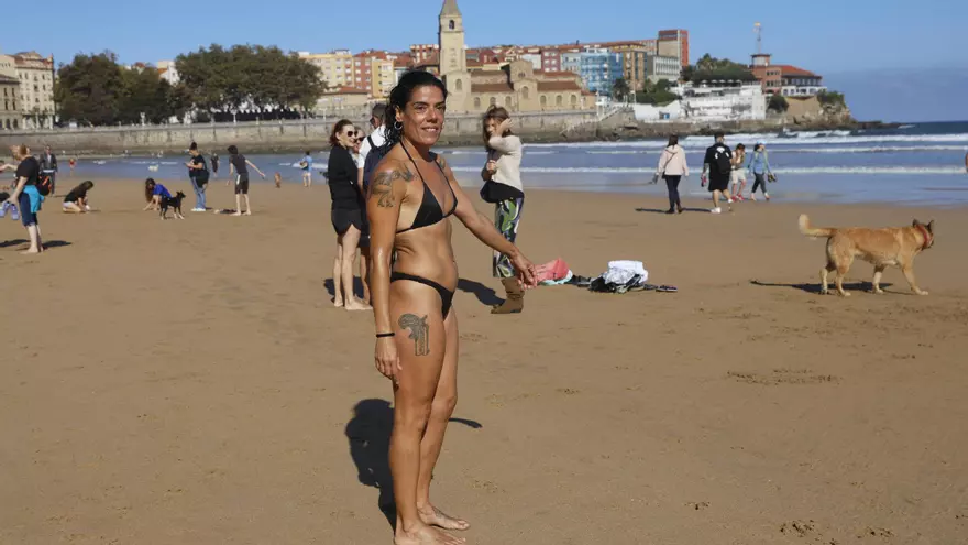 El sol y la agradable temperatura invitan al baño en la playa de San Lorenzo