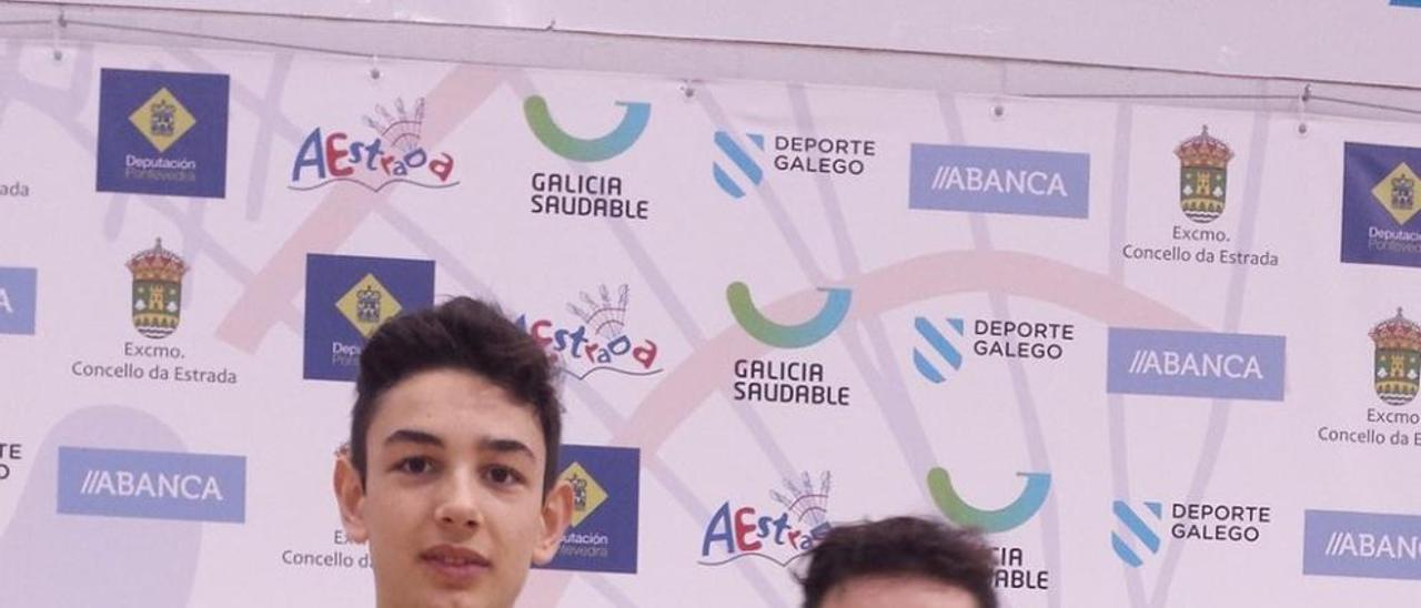 Jacobo y Gabriel con algunos de sus trofeos. FdV