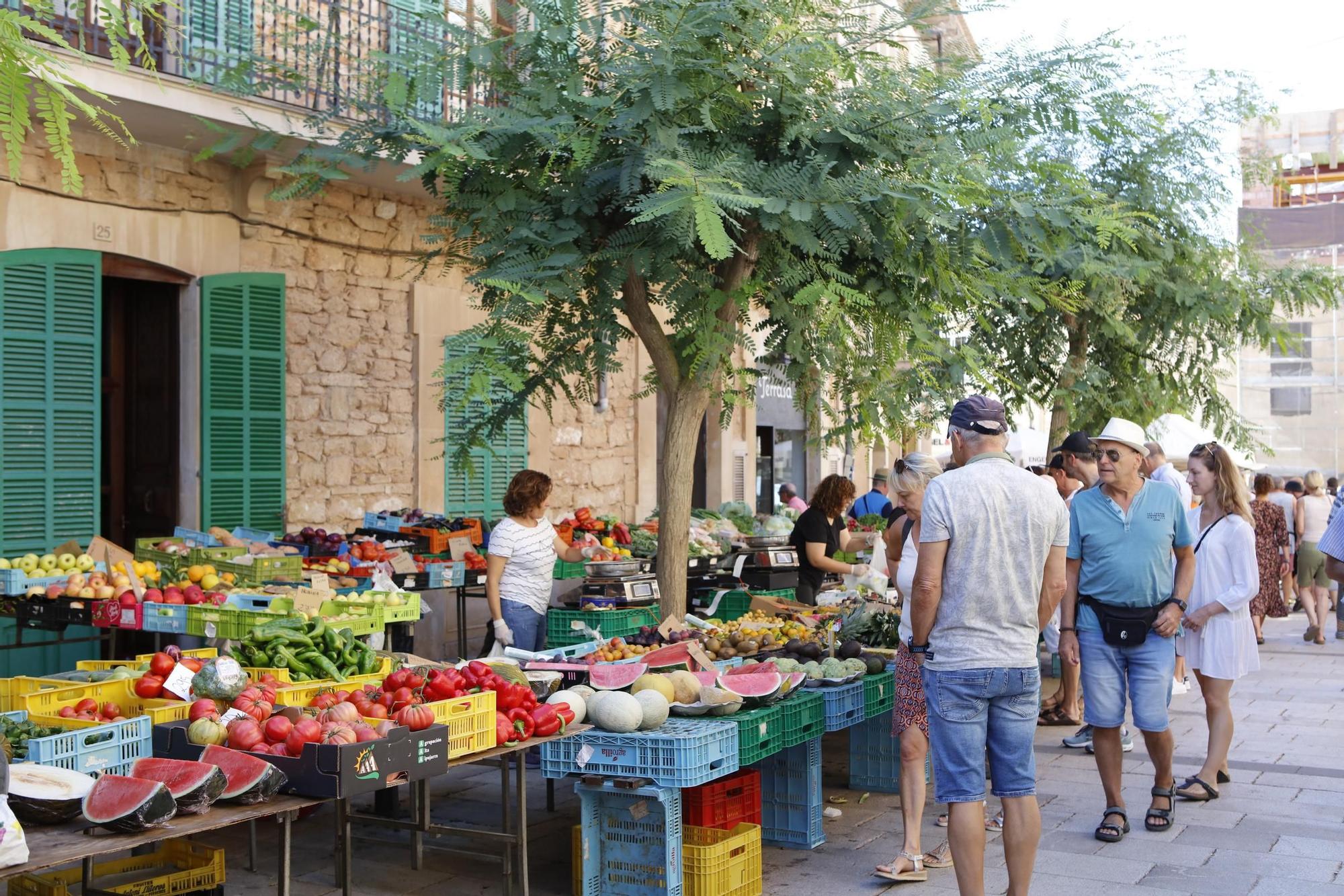 Immer mittwochs und samstags: Bilder vom bunten Treiben auf dem Wochenmarkt in Santanyí