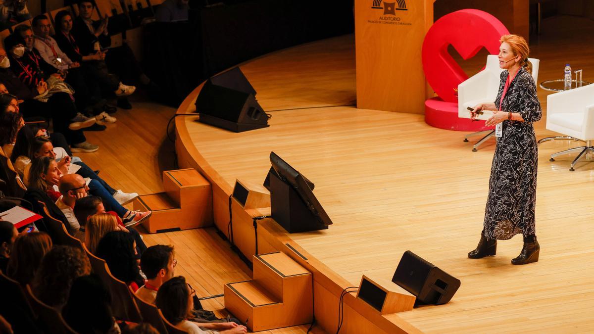 La periodista Teresa Viejo durante su conferencia en el Congreso Mundial de la Felicidad.