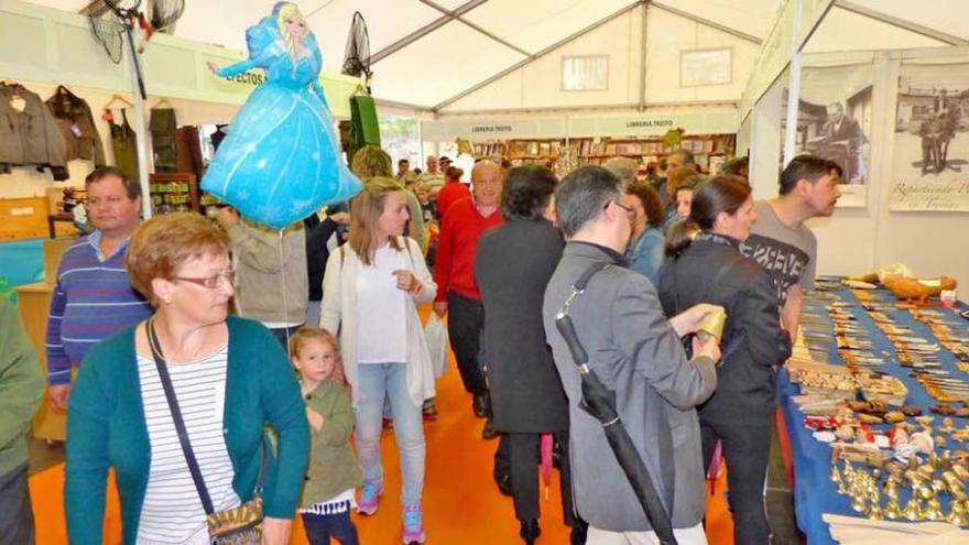 Ambiente en la carpa principal de Narcenatur, ayer, durante la inauguración de la feria.