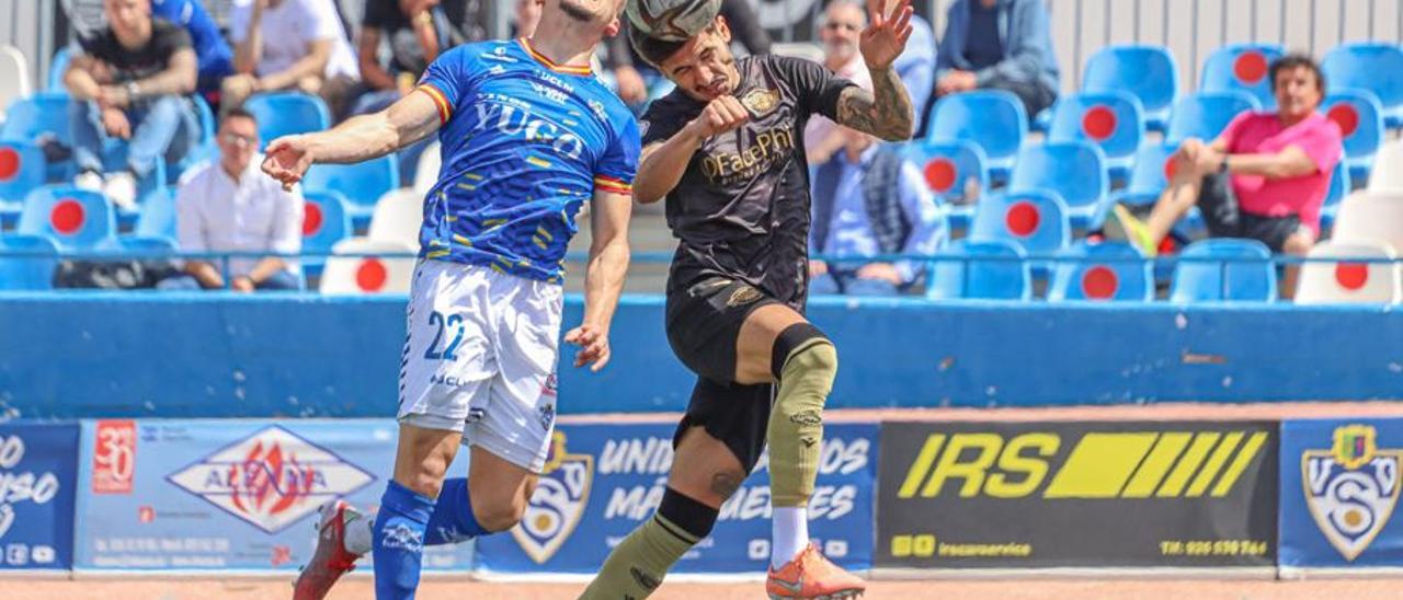 Un instante del encuentro disputado ayer en el campo del Socuéllamos en el que el conjunto alicantino rompió su racha