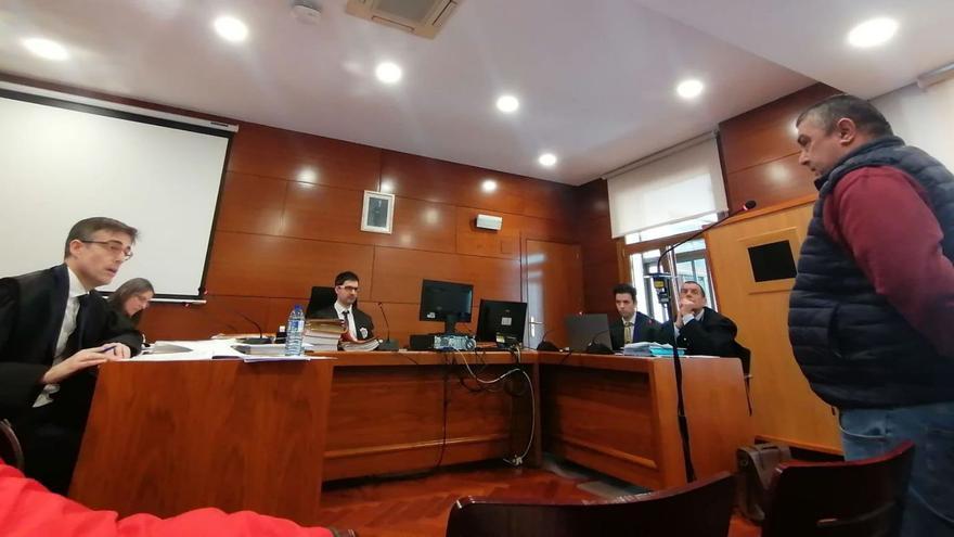 El trabajador herido grave responde a las preguntas de su abogado en el juicio.