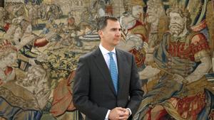 GRA402  MADRID  25 04 2016 - El rey Felipe VI espera la llegada del portavoz del PNV en el Congreso  Aitor Esteban  con el que se reunira dentro de la tercera ronda de consultas que celebra con los representantes de las formaciones politicas parlamentarias desde las elecciones  esta tarde en el Palacio de la Zarzuela  EFE Juan Carlos Hidalgo    POOL