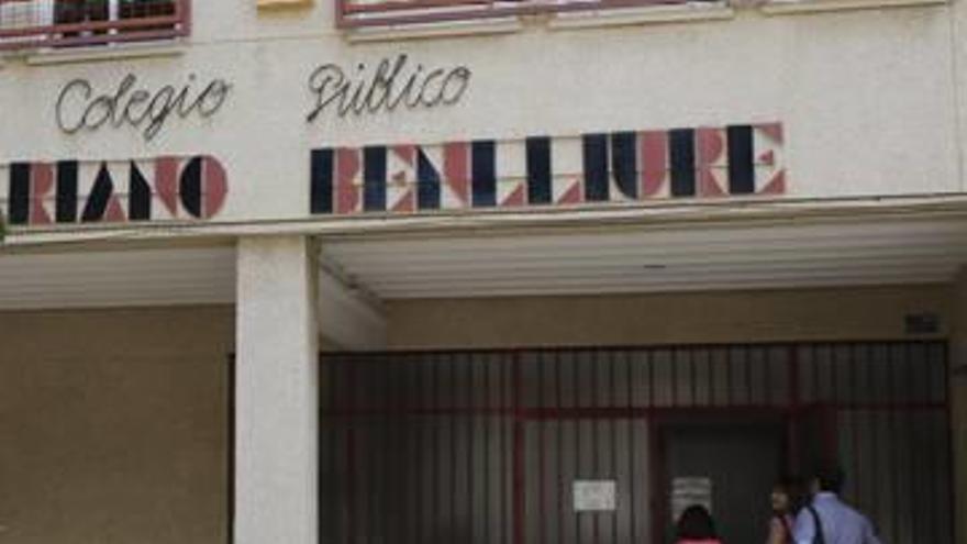 Un aula del colegio Hispanidad donde ayer por la tarde solo quedaron cinco niños, y la entrada del Mariano Benlliure, donde también estaba convocada la huelga.