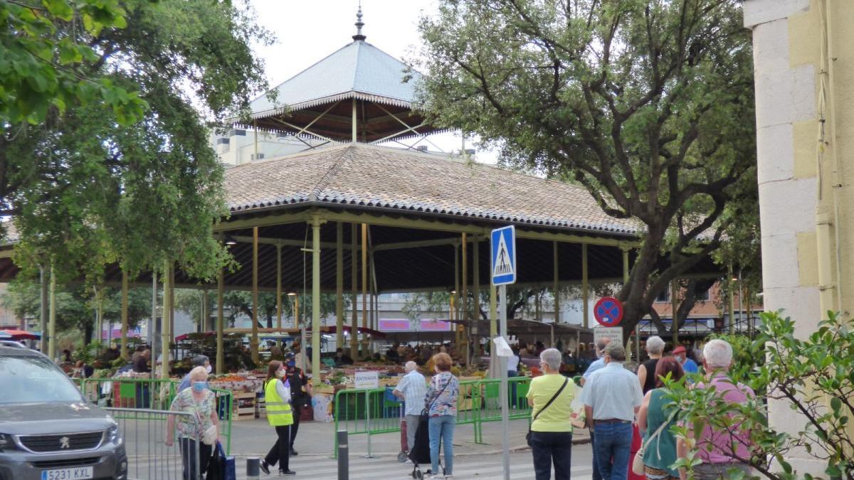 El mercat de les fruites i les verdures de la plaça del Gra de Figueres.