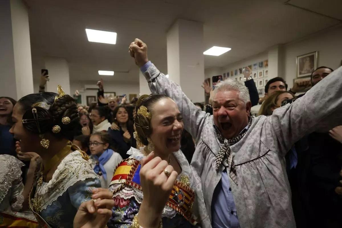 José Lopez, presidente de la falla Espartero-Ramón y Cajal, con el 'mocaor de fardo', con el estampado de cuadros en tonos marrones.