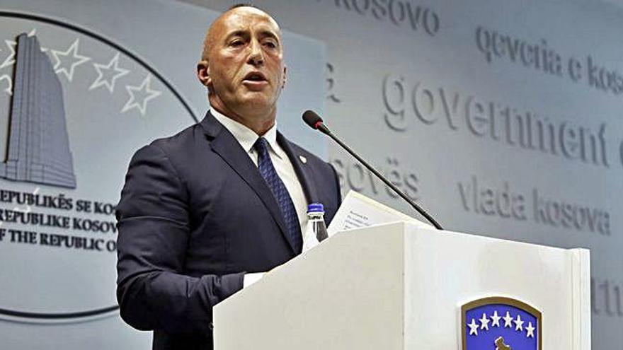 El primer ministre de Kosovo anunciant la seva dimissió.